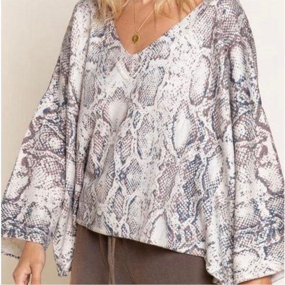 POL Sweaters - Pol Womens Snakeskin Sweater S Oversized Swiftie Boxy V Neck Boho‎